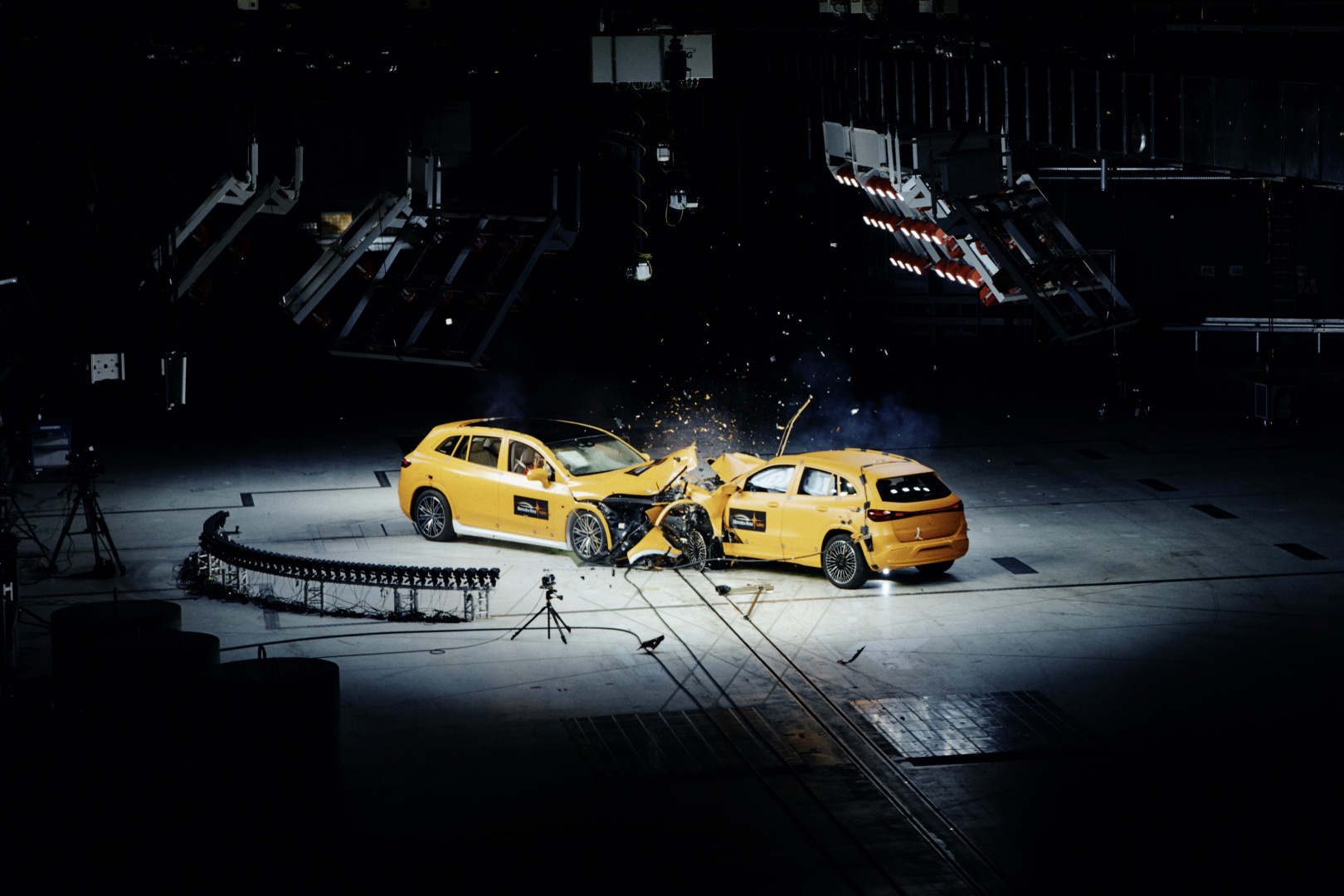 SMALL_圖一、Mercedes-Benz 以高於業界標準，首次公開電動車撞擊測試結果